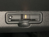 ハンドルの左下にETCがついています。高速道路の料金所の通過も楽々です。 カードの取り出しもしやすい場所についています。