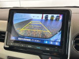 リバースギアに入れるだけで後方の表示へ切り替わります。夜間や雨の日の駐車も楽になりますよ。