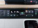 エアコンはフルオートエアコンを装備しています。USBジャックと充電用USBチャージャーもあります。また、シートヒーターも装備され、寒い日でも快適です。