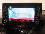バック時の運転をサポートするバックガイドモニター付