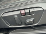 運転席メモリー付きフロント電動シート装備。