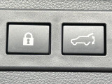 【パワーバックドア】スマートキーや運転席のボタンを押すだけでリアゲートが自動で開閉します!荷物を持っている時や、高い位置にあるバックドアを閉める際に便利な機能です♪