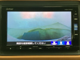 【バックカメラ】運転が苦手な方も車庫入れラクラクです!ギアをリバースに入れれば自動的に切り換わりますので、面倒な操作は不要です♪狭い駐車場もお車を傷つけず安心ですね!