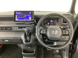 【ハンドル】運転にかかわる様々な操作を安全に行えるように視点移動が少なく操作性に配慮されたスイッチ類が凝縮されたコックピットです。