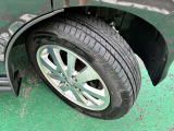タイヤサイズは165/60R14です。日産純正アルミ装着車です。