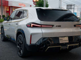 ガラス面がルーフのラインまでシームレスに繋がっており、車全体がひとつの強固な岩から削り出されたような「塊(カタマリ)感」をより強調していま