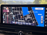 【メーカー純正ナビ】インテリアに溶け込むスタイリッシュな「専用設計」メーカーナビを装備♪視認性や操作性など基本性能にも優れ、より上質なカーライフをお楽しみいただけます。