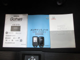 カギをバッグやポケットに入れたままでもドアロックの開閉やエンジン始動ができる『スマートキー』付き!暗くなってもキー穴を捜す必要が無くとっても便利ですから人気の装備です!