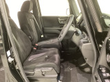 女性でも運転がしやすいように、シートの高さ調整機能(シートリフター)がついています。運転席と助手席の間が空いている為、助手席側への移動がスムーズです。交通量の多い道でも助手席側から乗り降りができます。