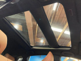 【大型サンルーフ】車内の解放感が一気に上がる大型のパノラマルーフ!季節を問わず開放的で快適なドライブをお楽しみいただけます。流通量も少なく希少価値の高い人気の装備です♪