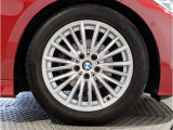 【BMWアロイホイル】軽量かつ強度に拘ったアロイホイル。走行性能ポテンシャルを引き出す設計。車の足元を引き締めてくれる大きなポイントはアロイホイルです。