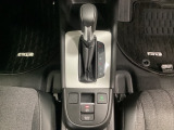 「e:HEV」は、モーター走行を中心にしながら電気エネルギーやエンジン動力を最も効率よく使い分けることができる賢いハイブリッドシステムです。サイドブレーキはスイッチ操作の電子制御パーキングブレーキです