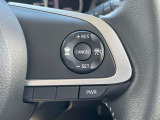 【レーダークルーズコントロール】前方の車両の距離を検知しながら速度を一定に保つ機能です。前方の車両の距離を感知して車間を保つ機能も備わっているので、高速道路の運転も楽々です!
