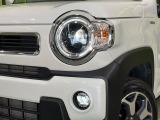 【LEDヘッドライト】悪天候や夜間走行時も良好な視界を確保し安心して運転できる高輝度LEDヘッドライトを装備!点灯速度が早く、消費電力も抑えられています。