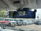 【デジタルインナーミラー】車両後方のカメラ映像をミラーに映す機能。荷物や後席の乗員で視界が遮られず、夜間や雨天時もクリアに確認できます。利便性と安全性を両立する、現代の必須装備です。