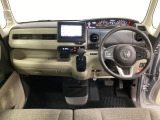 車内は光触媒抗菌消臭施工済です。インパネ周りはスタイリッシュなデザインで機能や装備も充実しています。グローブボックスやカップホルダーのほかにトレーなどたくさんの収納スペースが付いています。