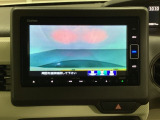 ギヤをR(バック)に入れるとナビの画面に後ろの映像が映るリアカメラ付です。後退時、コンディションが悪い視界でもカラーバックモニターがドライバーをサポートします。