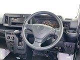 運転席まわりです。 各操作スイッチは使いやすい位置に配置されてます。