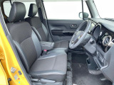 運転席まわりには十分なスペースがあり、大柄な方でもゆったり運転していただける環境です。