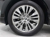 高輝度シルバー塗装された19インチアルミホイールが装着されています。タイヤサイズ225/55R19
