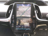 センターに搭載された縦型の大型ナビモニターに地図を表示した状態のカットです。ディスプレイの映り具合や周囲のインパネ樹脂パネルのコンディションをご確認ください。