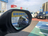 隣車線を走る車両をレーダーで検知し、ドアミラーでは確認しにくい後側方エリアに存在する車両に加え、急接近してくる車両も検知します。車両を検知するとドアミラーに搭載されたLEDインジケーターが点灯します。