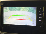 【バックカメラ】駐車時に後方がリアルタイム映像で確認できます。大型商業施設や立体駐車場での駐車時や、夜間のバック時に大活躍!運転スキルに関わらず、今や必須となった装備のひとつです!