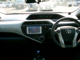大きなフロントガラスで広々とした視界の運転席まわりです。