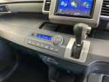 オートマチックシフトレバーは、手になじみ操作しやすい形状で安全運転にもつながります♪