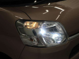 消費電力の少ない社外品のLEDヘッドランプを採用。豊かな光質と、自然光に近い光質で、夜間のドライブの安全をサポートします。