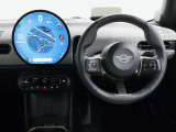 運転に必要な情報はヘッドアップディスプレイ、中央ディスプレイからタッチパネルで操作します。
