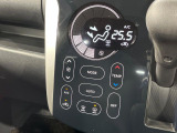 【オートエアコン】一度お好みの温度に設定すれば、車内の温度を検知し風量や温度を自動で調整。暑い&hellip;寒い&hellip;と何度もスイッチ操作をする必要はありません。快適な車内空間には必須の機能ですね♪