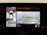 パノラミックビューモニター付きです。車両を上から見たような映像をモニター画面に表示。運転席からの目視では見にくい、車両周辺の状況をリアルタイムでしっかり確認できます。
