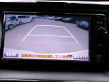 バックカメラの画像です。ガイドラインがスムースな車庫入れをサポートいたします。車庫入れの安心感がアップしますね。