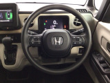 【ハンドル】運転にかかわる様々な操作を安全に行えるように視点移動が少なく操作性に配慮されたスイッチ類が凝縮されたコックピットです。