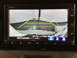 リバースギアに入れるだけで後方の表示へ切り替わります。夜間や雨の日の駐車も楽になりますよ。