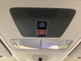 車内天井の赤い「SOS」ボタンは、事故・急病・危険を感じた際にワンプッシュでHonda緊急サポートセンターへつながる緊急通報機能です。