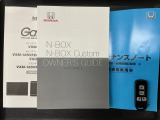 スマートキーは鍵をバッグに入れたままでもドアロックの開閉やエンジンのON・OFFができます。夜間や雨の日も鍵を探さなくて良いので便利です。