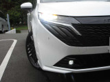 アダプティブLEDヘッドランプ+LEDフォグランプを装備しております。ハイビームアシストとオートライト機能もありますので、周囲の状況に応じてライトを点灯&hArr;消灯してくれます。