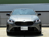 【BMWの伝統】BMWの特徴的な&ldquo;キドニーグリル&rdquo;は、80年以上続く伝統の形でございます。変わらないこだわりのデザインが、プレミアムブランド&ldquo;BMW&rdquo;を創り出します。