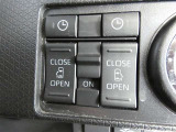 電動スライドドアのスイッチで車内からもスライドドアの開閉ができます。イージークローザー機能で半ドアになることも防止してくれます。