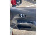 全席パワーウィンドウとなっています。運転席はオートになっているのでワンタッチ開閉することが出来ます。