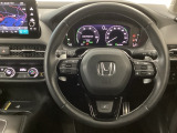 【ハンドル】運転にかかわる様々な操作を安全に行えるように視点移動が少なく操作性に配慮されたスイッチ類が凝縮されたコックピットです。