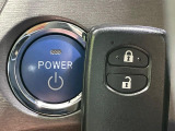 【スマートキー】カバンやポケットに入れたままでもドアの施錠・解錠が可能なスマートキーを装備。エンジンのオン・オフ時もカギを取り出す必要が無いからとっても便利です♪