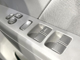 【電動格納ミラー】サイドミラーは電動格納式となっており、狭い駐車場でもキズがつくリスクを抑えられます。