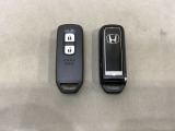 スマートキーを装備しています。鍵を差し込むことなくドアロックの開け閉めと、スタートボタン操作でのエンジンスタートができます。スペアキーも同じものを用意しております。