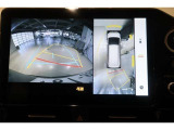 パノラミックビューモニター付きです。車両を上から見たような映像をディスプレイ画面上に表示。運転席からの目視だけでは見にくい、車両周辺の状況をリアルタイムでしっかり確認できます。