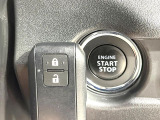 【キーレススタートシステム】カバンやポケットに入れたままでもドアの施錠・解錠が可能なスマートキーを装備。エンジンのオン・オフ時もカギを取り出す必要が無いからとっても便利です♪