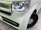 【LEDヘッドライト】悪天候や夜間走行時も良好な視界を確保し安心して運転できる高輝度LEDヘッドライトを装備!点灯速度が早く、消費電力も抑えられています。