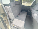 後部座席も気になるようなキズ・汚れやへたり等、大きなダメージはなく、良好な状態です。